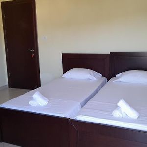 Zimmer mit Kingsize-Bett